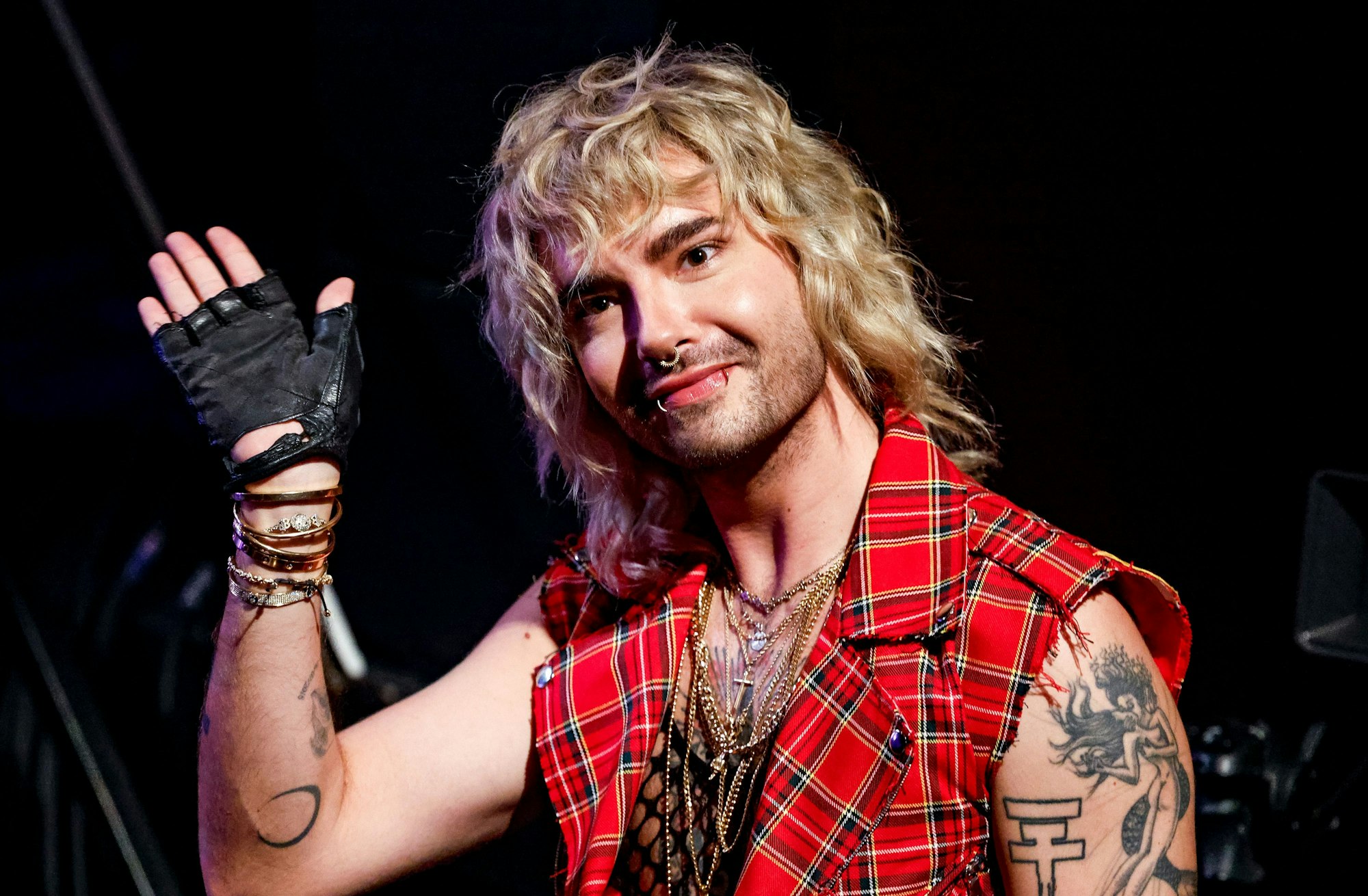 Designer, Musiker und Buchautor Bill Kaulitz steht bei der Verleihung des Anchor Award 2022 im Rahmen des Reeperbahn-Festivals auf der Bühne.