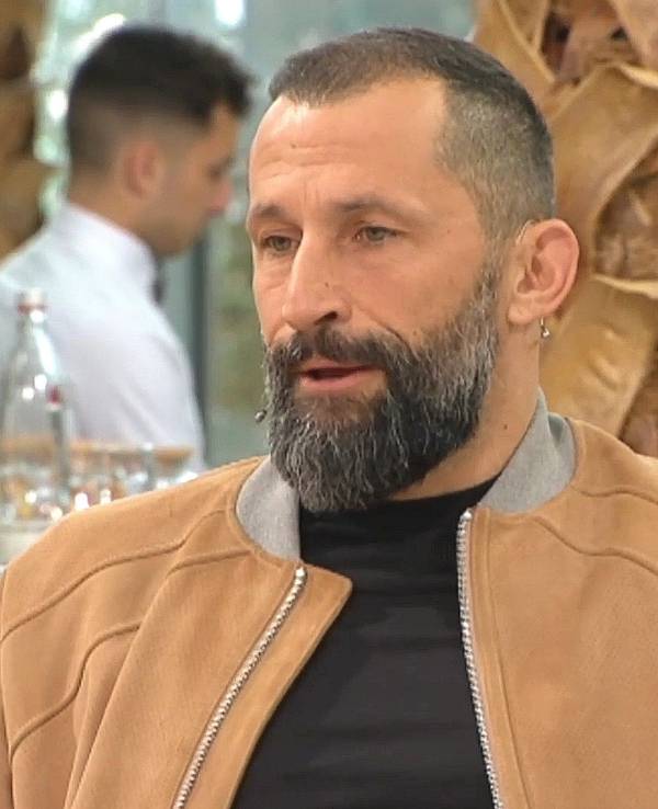 Hasan Salihamidzic, Sport-Vorstand beim FC Bayern München, sitzt im Doppelpass auf Sport1.