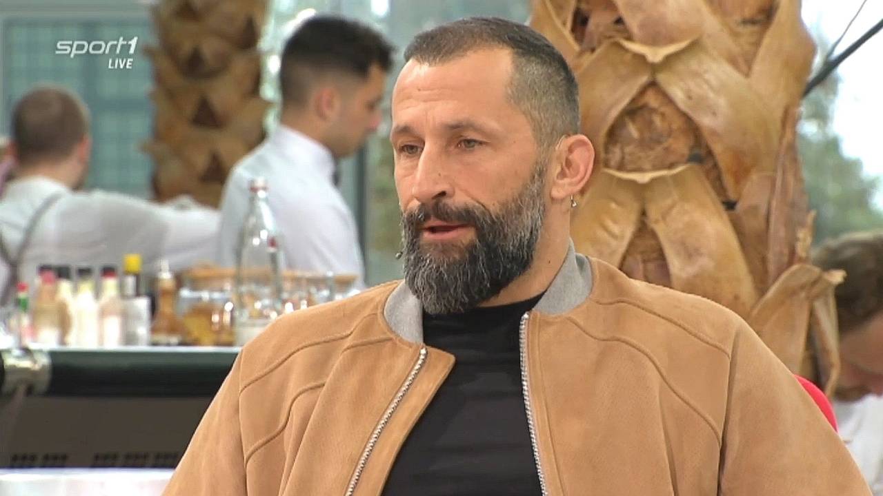 Hasan Salihamidzic, Sport-Vorstand beim FC Bayern München, sitzt im Doppelpass auf Sport1.