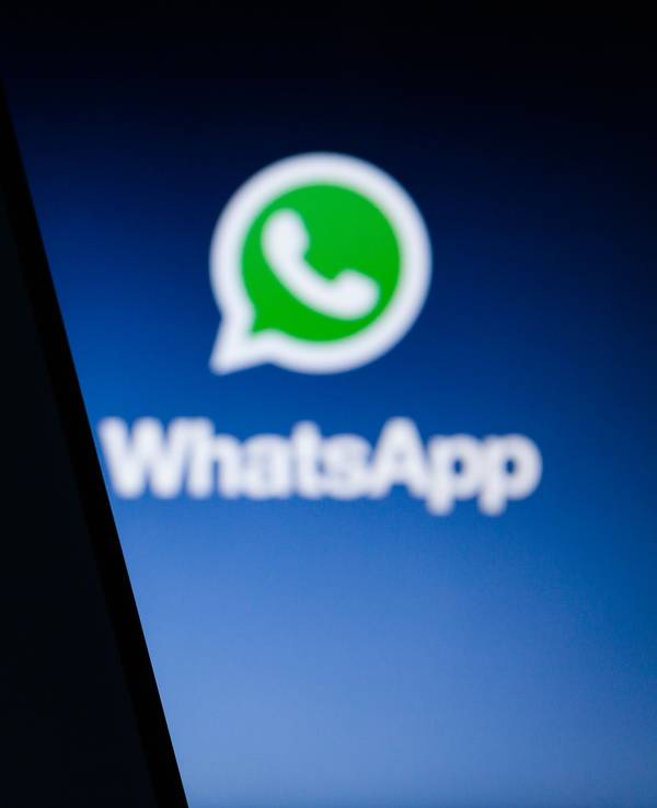Das Icon der App WhatsApp ist auf einem Smartphone zu sehen.