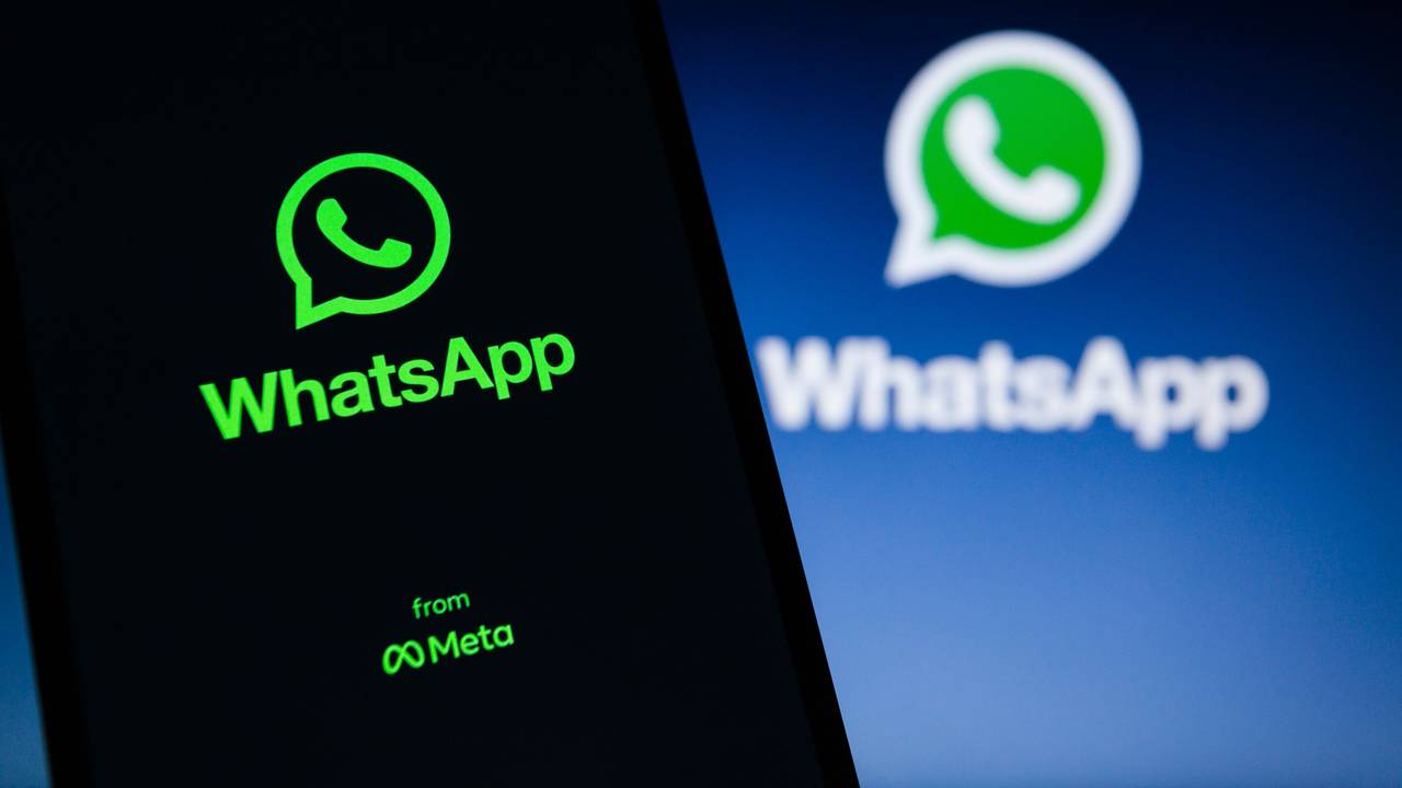 Das Icon der App WhatsApp ist auf einem Smartphone zu sehen.