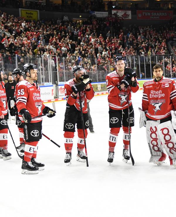 Enttäuschter KEC: Die Haie stehen traurig auf dem Eis nach dem Aus gegen Mannheim.