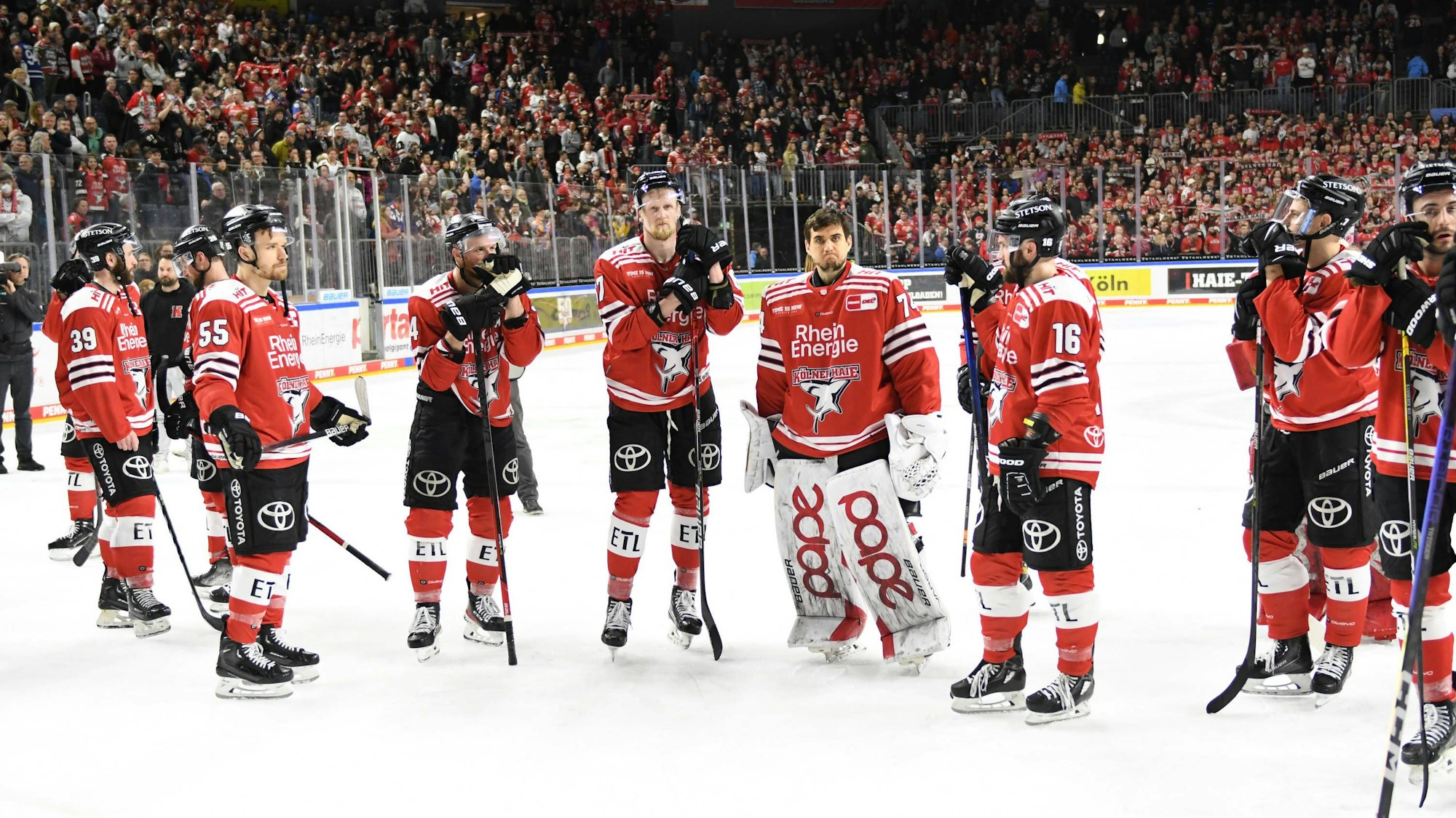 Enttäuschter KEC: Die Haie stehen traurig auf dem Eis nach dem Aus gegen Mannheim.