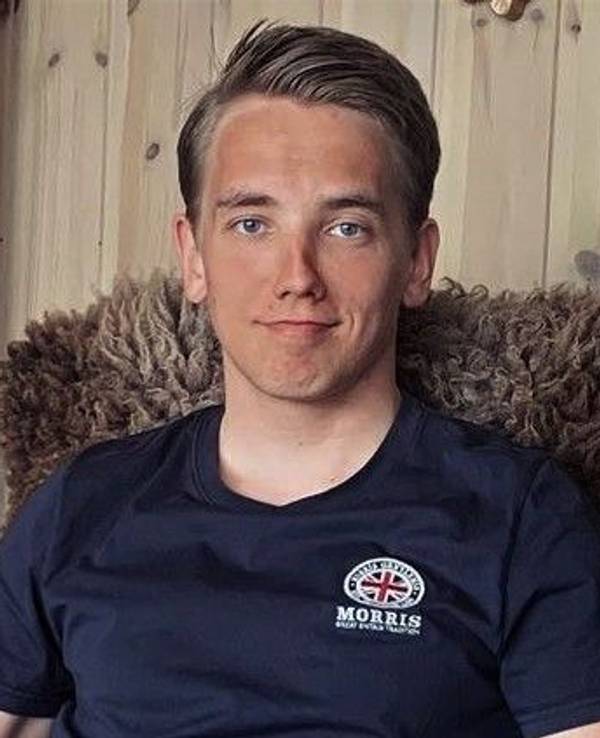 Biathlon-Talent Eiving Sporaland sitzt in einem Sessel. Mit dem Foto wird in Norwegen jetzt nach dem vermissten Biathleten gesucht.