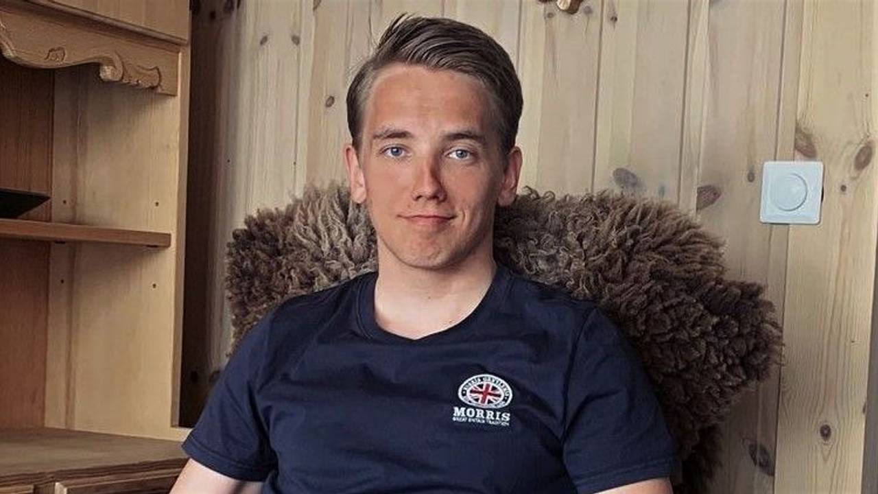 Biathlon-Talent Eiving Sporaland sitzt in einem Sessel. Mit dem Foto wird in Norwegen jetzt nach dem vermissten Biathleten gesucht.
