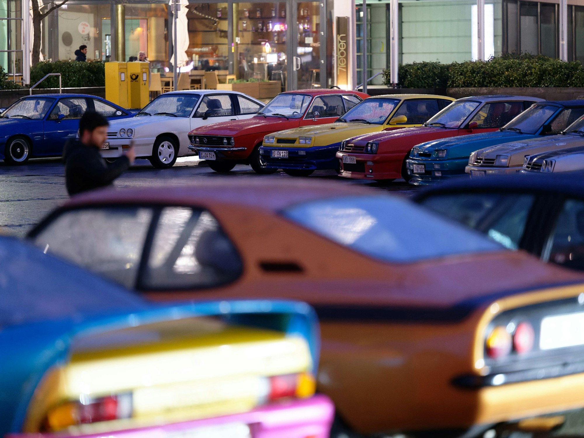 Opel Mantas stehen bei der Weltpremiere des Films "Manta Manta · Zwoter Teil" auf dem Platz vor dem Kino.