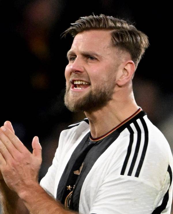 Deutschlands Niclas Füllkrug applaudiert der deutschen Mannschaft.