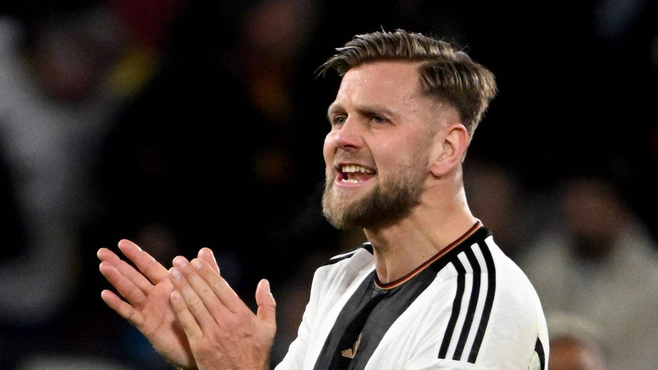Deutschlands Niclas Füllkrug applaudiert der deutschen Mannschaft.