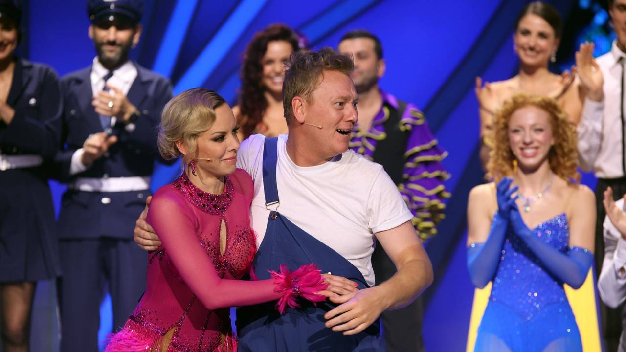 Jens "Knossi" Knossalla und Isabel Edvardsson freuen sich in Show von „Let's Dance“ 2023 am 24. März 2023 über ihr Weiterkommen.