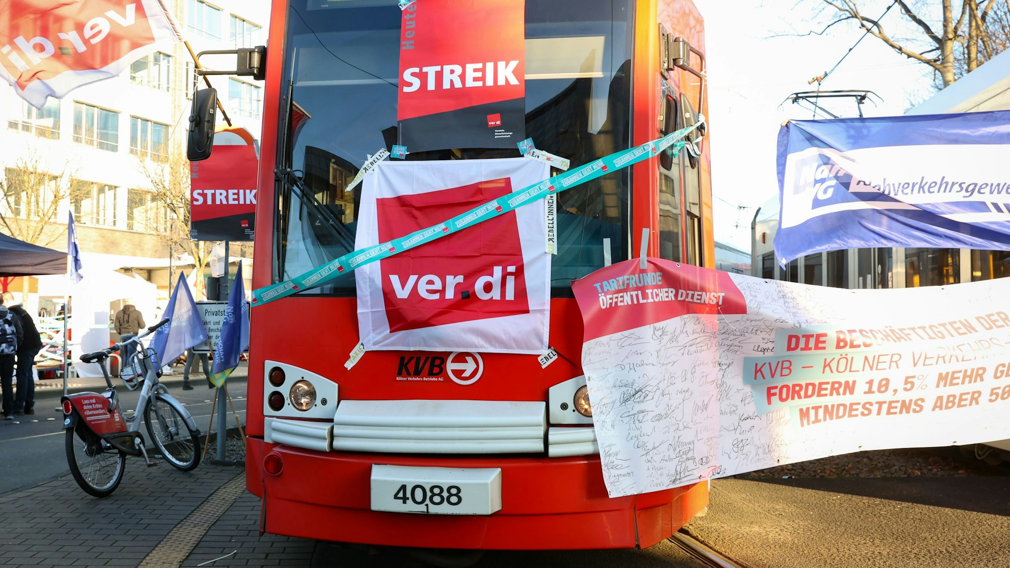 Warnstreik bei den Kölner Verkehrs-Betrieben. Eine KVB-Bahn steht auf den Gleisen.