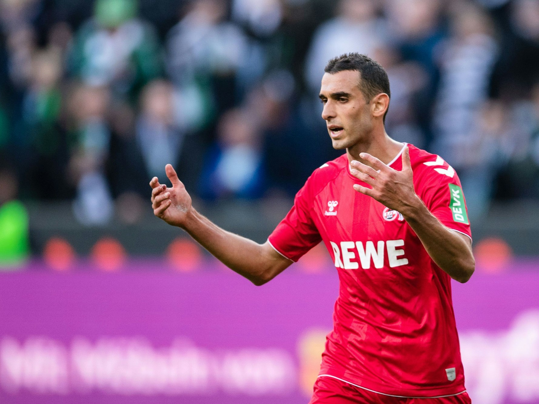 Kölns Ellyes Skhiri reagiert nach dem Gegentor zum 5:2 von Borussia Mönchengladbach.