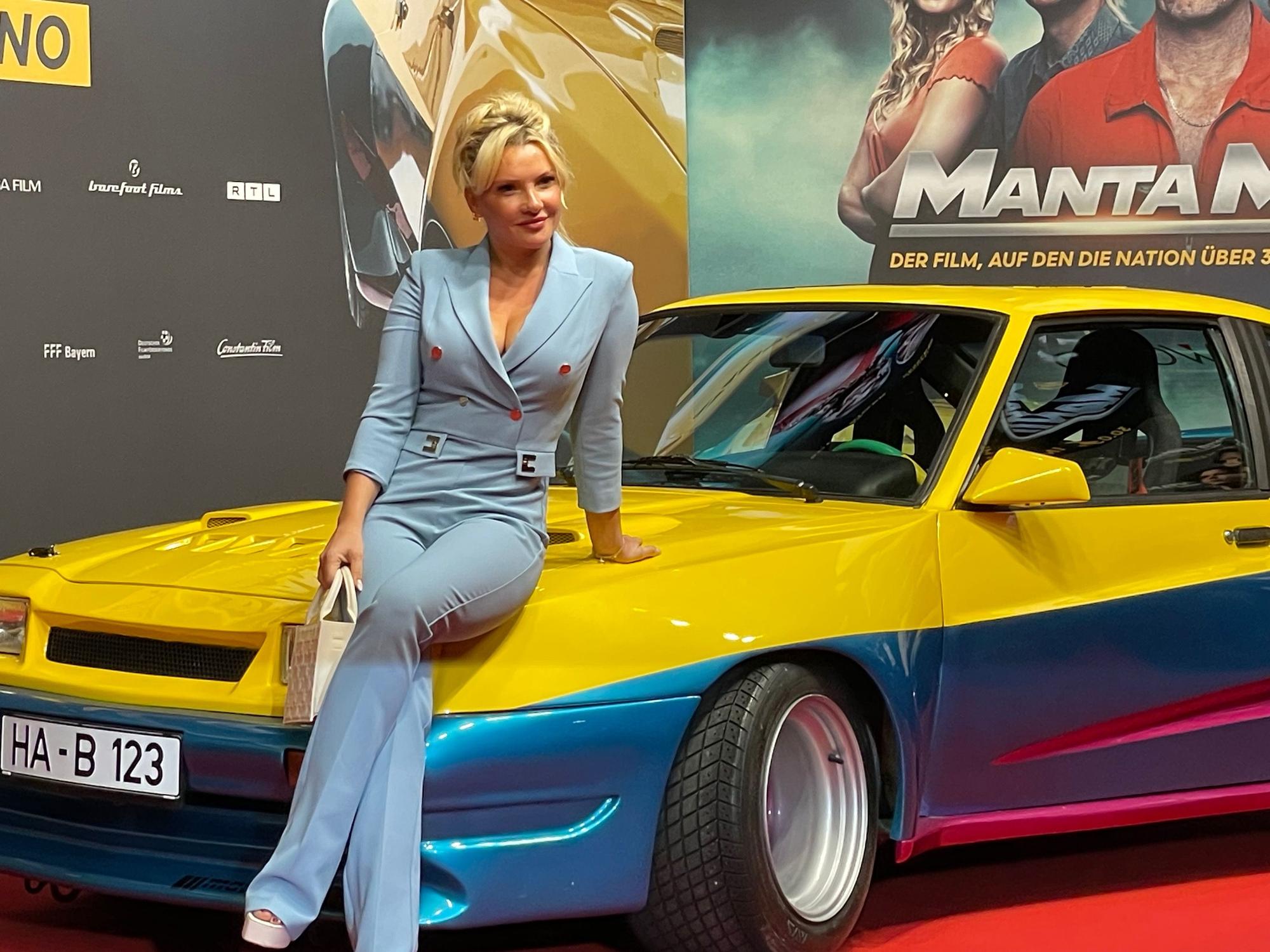 Evelyn Burdecki machte es sich bei der Weltpremiere von „Manta, Manta – zwoter Teil“ auf einem der Kult-Autos gemütlich.