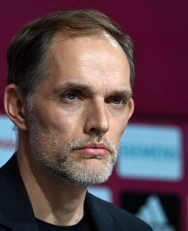 Thomas Tuchel sitzt bei seiner Vorstellung als neuer Trainer des FC Bayern München während der Pressekonferenz am Rednerpult.