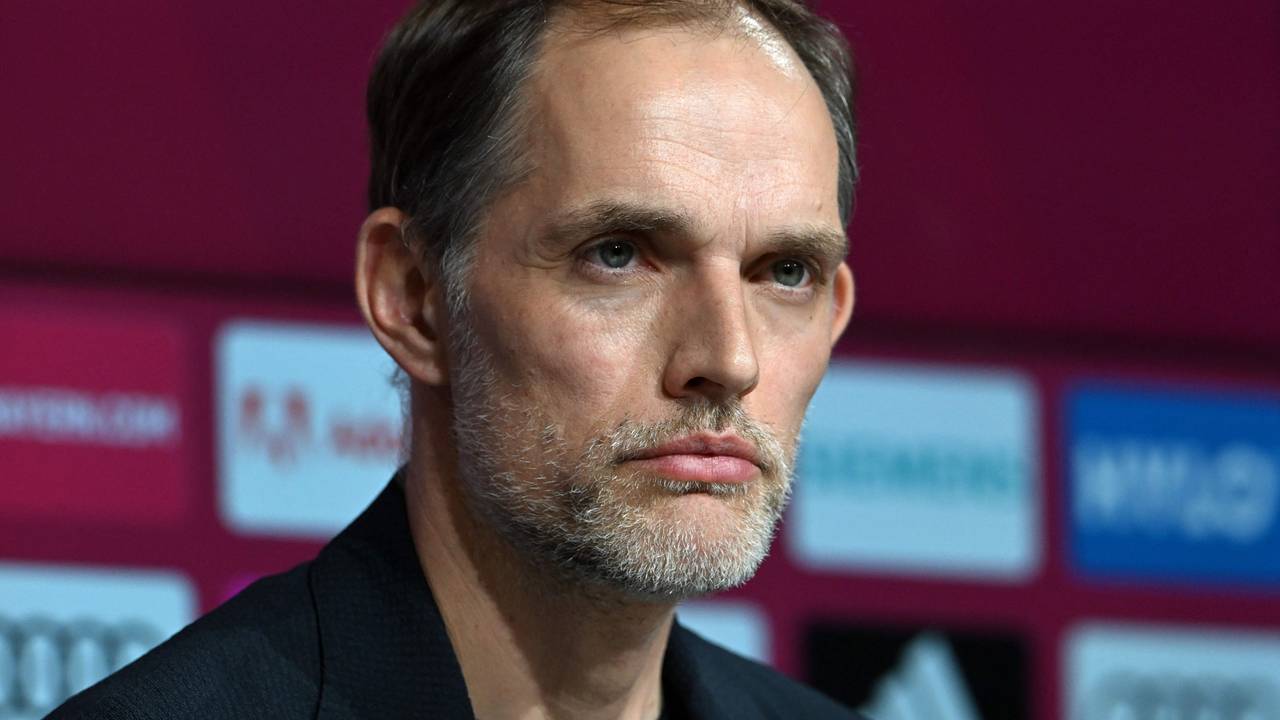 Thomas Tuchel sitzt bei seiner Vorstellung als neuer Trainer des FC Bayern München während der Pressekonferenz am Rednerpult.