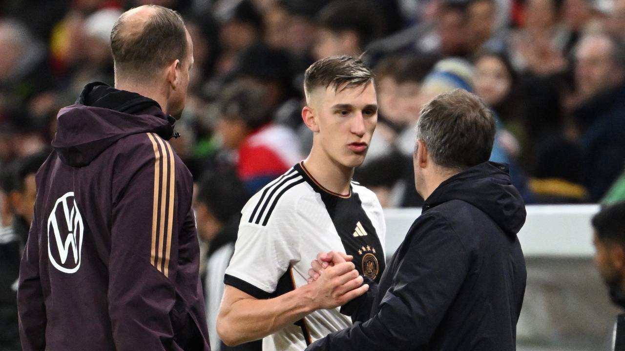 Deutschlands Nico Schlotterbeck (M) nimmt nach seiner Auswechslung die Glückwünsche von Bundestrainer Hansi Flick entgegen.
