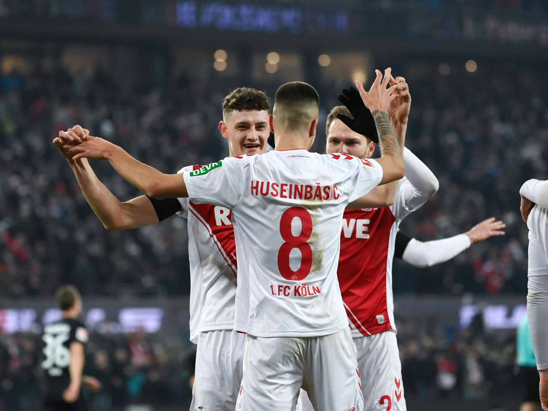 Eric Martel und Denis Huseinbasic bejubeln einen Treffer gegen Werder Bremen.