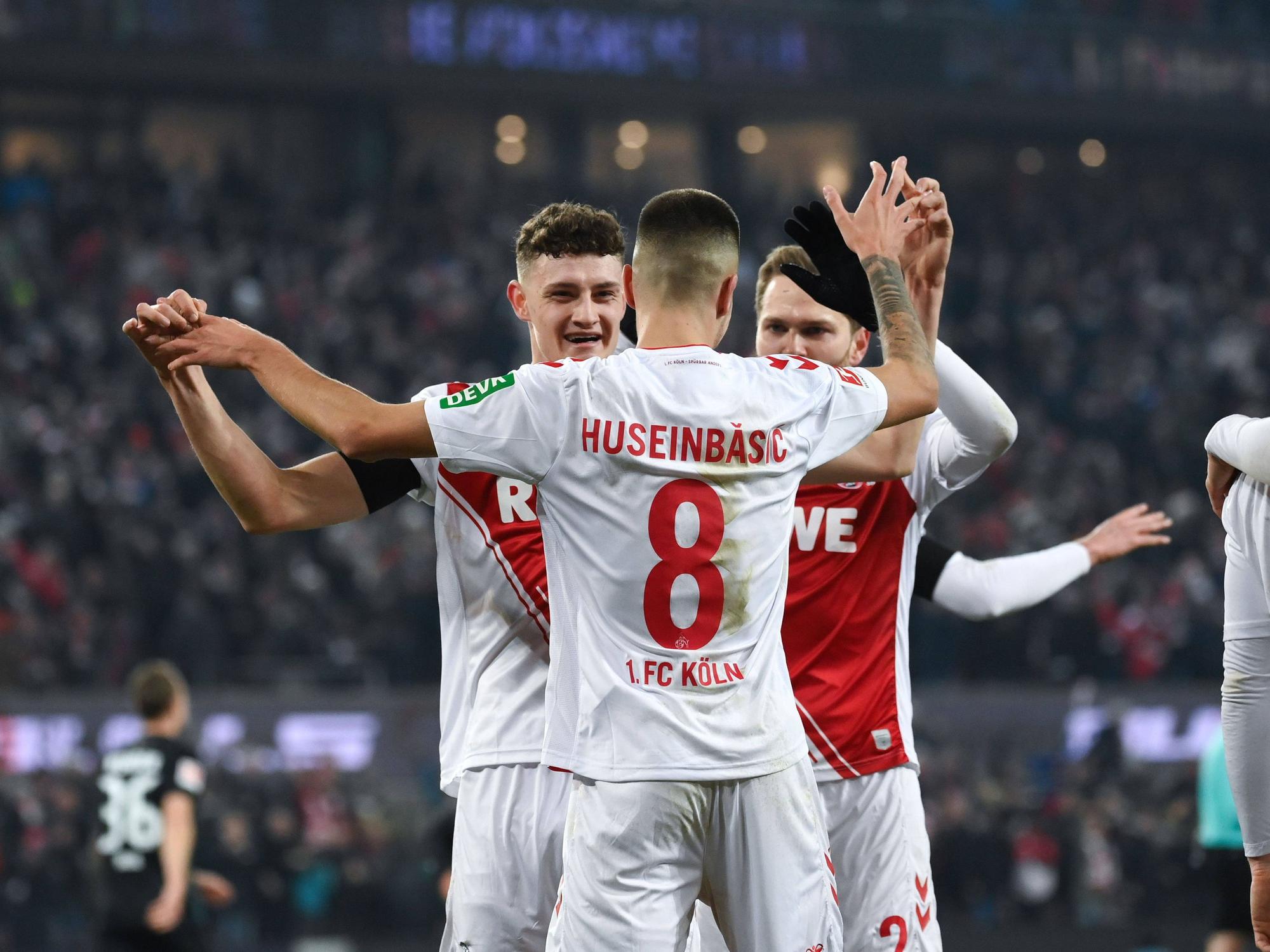 Eric Martel und Denis Huseinbasic bejubeln einen Treffer gegen Werder Bremen.