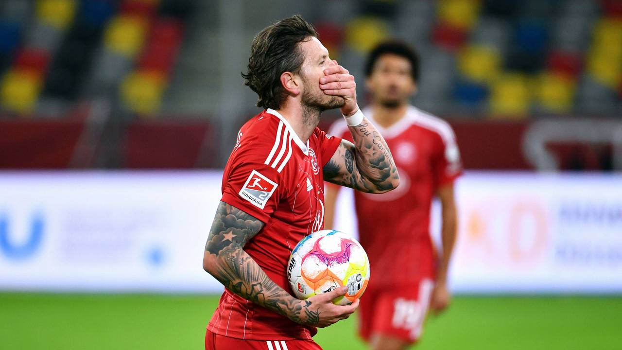Daniel Ginczek hält den Ball in der Hand und legt die Hand vor den Mund.
