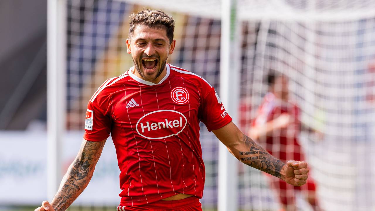 Düsseldorfs Matthias Zimmermann jubelt nach dem Treffer zum 0:3 beim Spiel in Rostock.