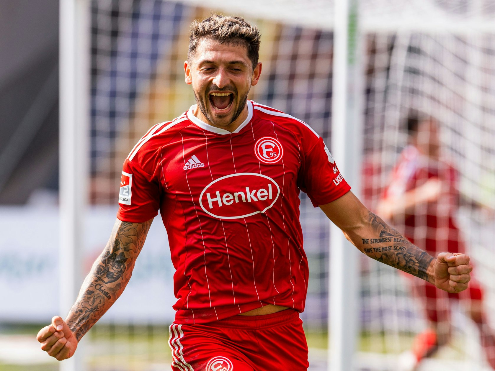 Düsseldorfs Matthias Zimmermann jubelt nach dem Treffer zum 0:3 beim Spiel in Rostock.