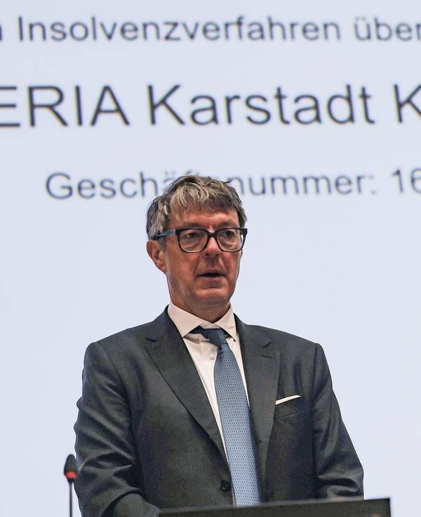 Insolvenzverwalter Arndt Geiwitz steht am 27. März 2023 bei der Gläubigerversammlung von Galeria Karstadt Kaufhof auf dem Podium.