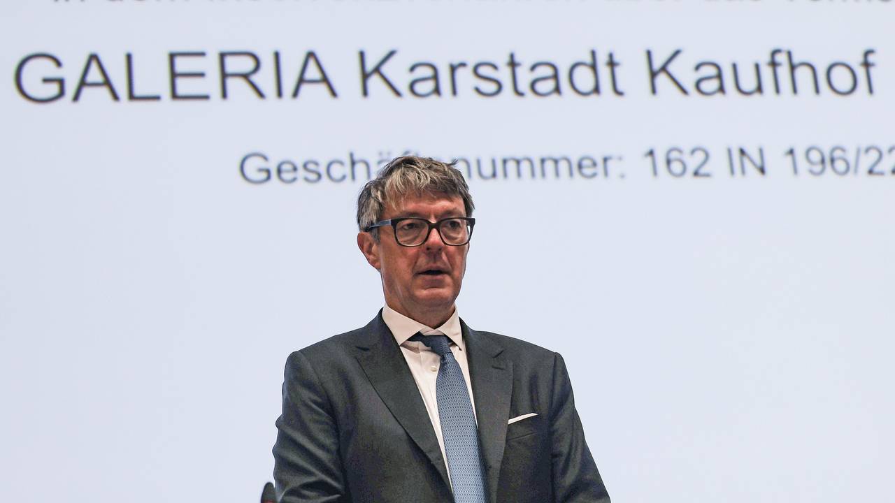 Insolvenzverwalter Arndt Geiwitz steht am 27. März 2023 bei der Gläubigerversammlung von Galeria Karstadt Kaufhof auf dem Podium.