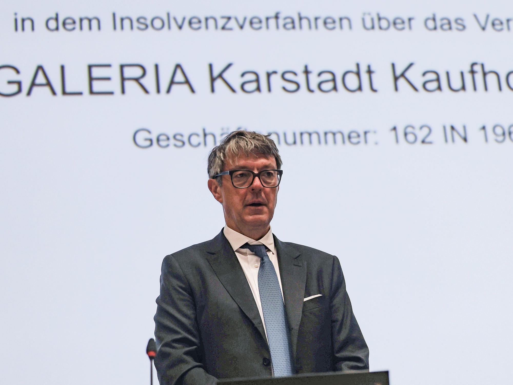 Insolvenzverwalter Arndt Geiwitz steht am 27. März 2023 bei der Gläubigerversammlung von Galeria Karstadt Kaufhof auf dem Podium.