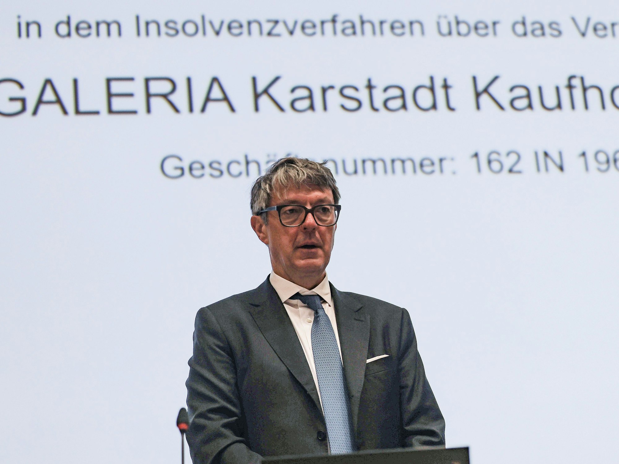 Insolvenzverwalter Arndt Geiwitz steht am 27. März 2023 bei der Gläubigerversammlung von Galeria Karstadt Kaufhof auf dem Podium.