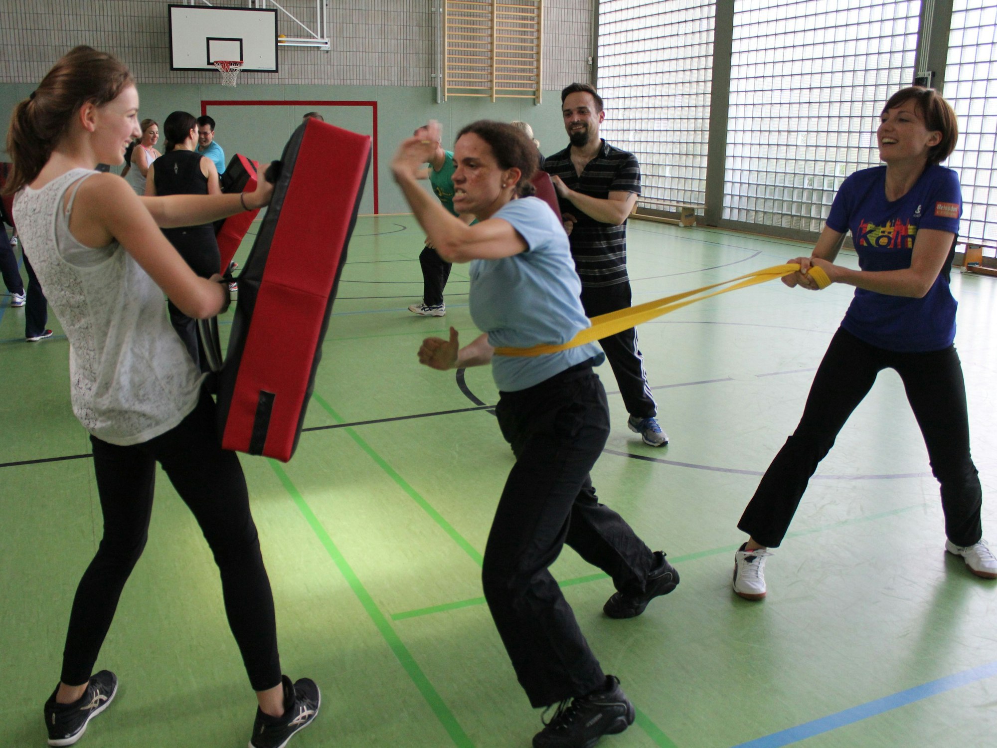 Eine Gruppe im Selbstverteidigungskurs des SC Janus