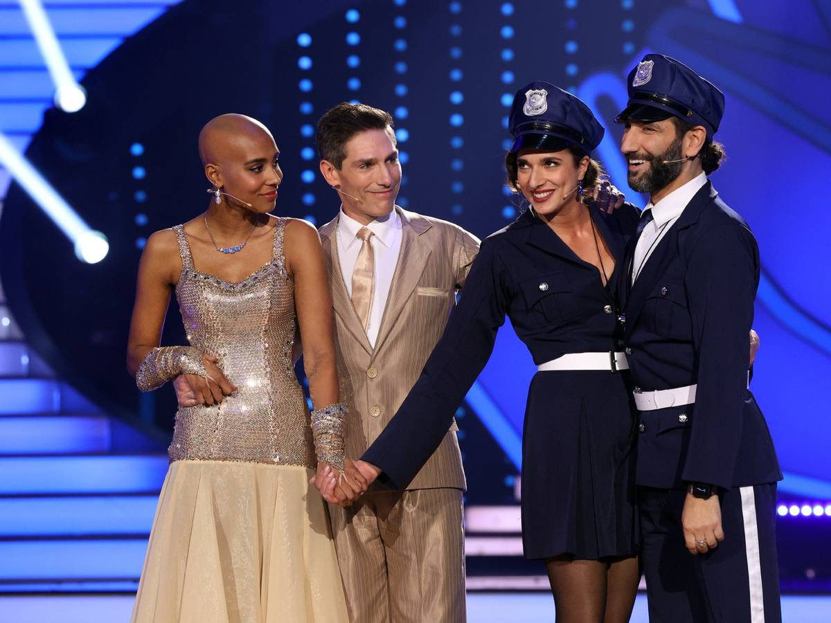 Sally Özcan (2.v.r.) und Massimo Sinató sowie Sharon Battiste (l.) und Christian Polanc während der Entscheidung in „Let’s Dance“-Show 5.