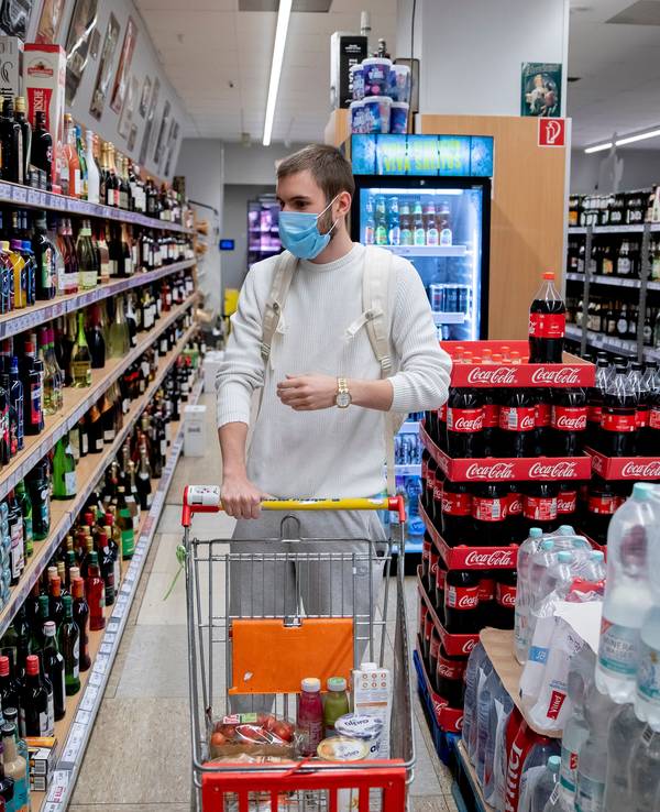 Ein Kunde geht in einem Supermarkt in Berlin-Wilmersdorf mit Mund-Nasen-Schutz einkaufen.