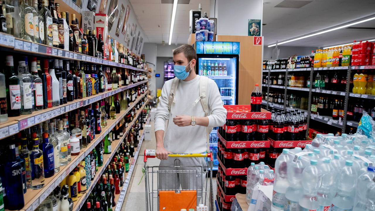 Ein Kunde geht in einem Supermarkt in Berlin-Wilmersdorf mit Mund-Nasen-Schutz einkaufen.