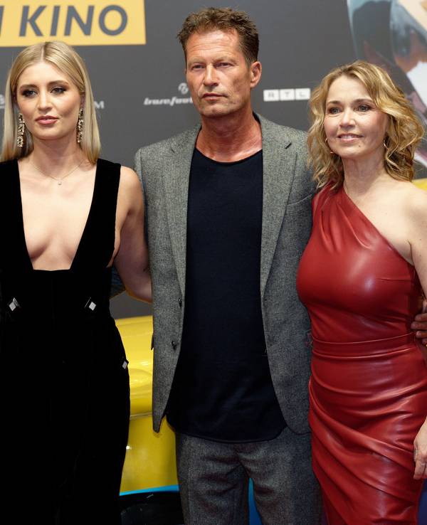 Die Schauspieler Luna Schweiger (l), Till Schweiger (M) und Tina Ruland (r) kommen zu Premiere des Films „Manta Manta – Zwoter Teil“.