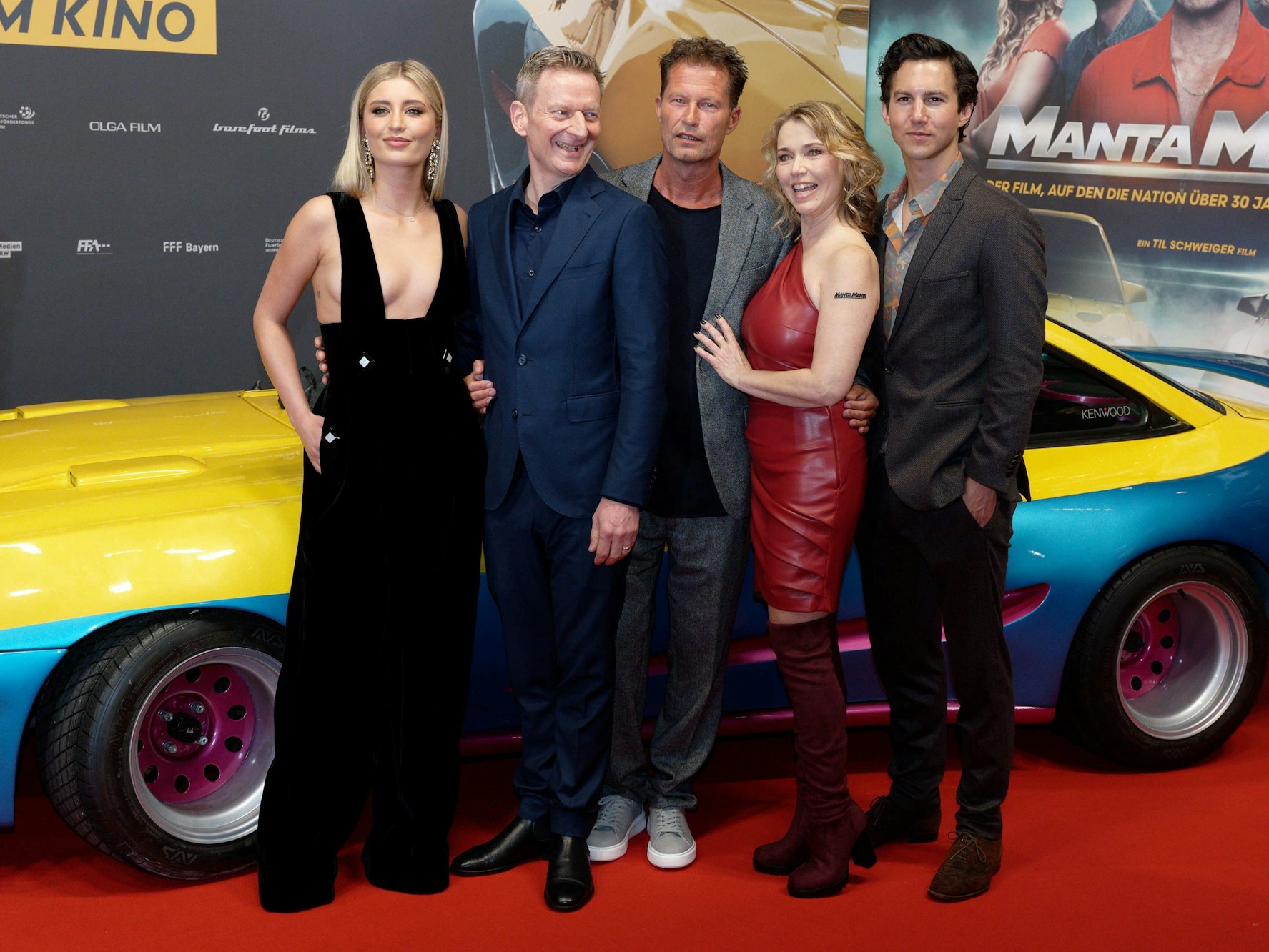 Die Schauspieler Luna Schweiger (l-r), Michael Kessler, Til Schweiger, Tina Ruland und Tim Oliver Schultz kommen zu Premiere des Films „Manta Manta – Zwoter Teil“.