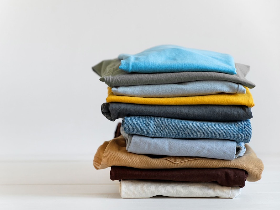 Ein Stapel mit gefalteten Kleidungsstücken.