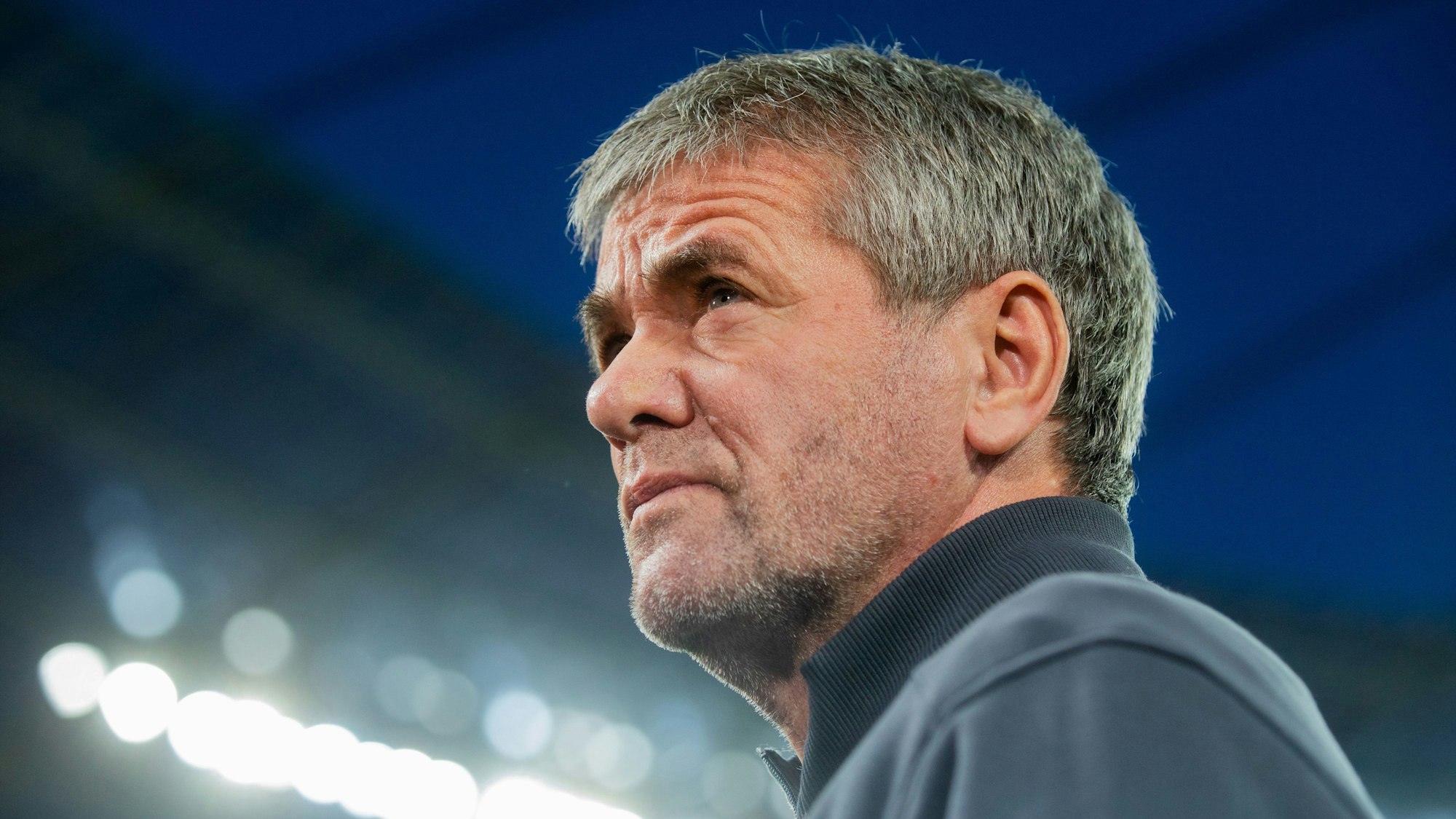 Friedhelm Funkel blickt vor dem Spiel von Fortuna Düsseldorf durchs Stadion.