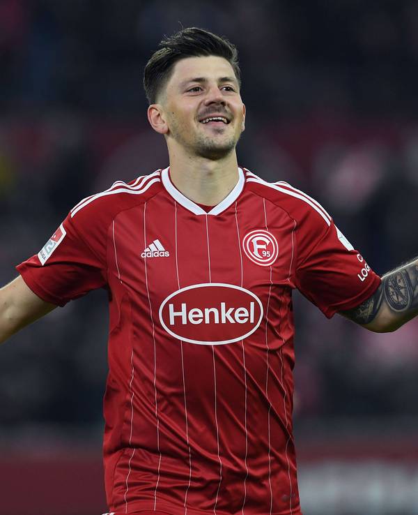 Dawid Kownacki jubelt über sein Tor gegen Eintracht Braunschweig.