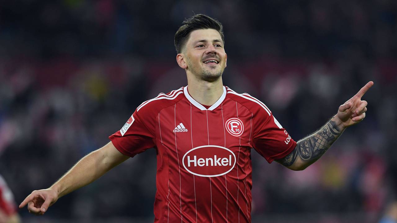 Dawid Kownacki jubelt über sein Tor gegen Eintracht Braunschweig.