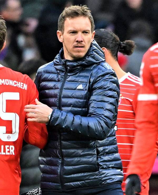Thomas Müller und Trainer Julian Nagelsmann vom FC Bayern München stehen nach dem Spiel auf dem Platz und klatschen ab.