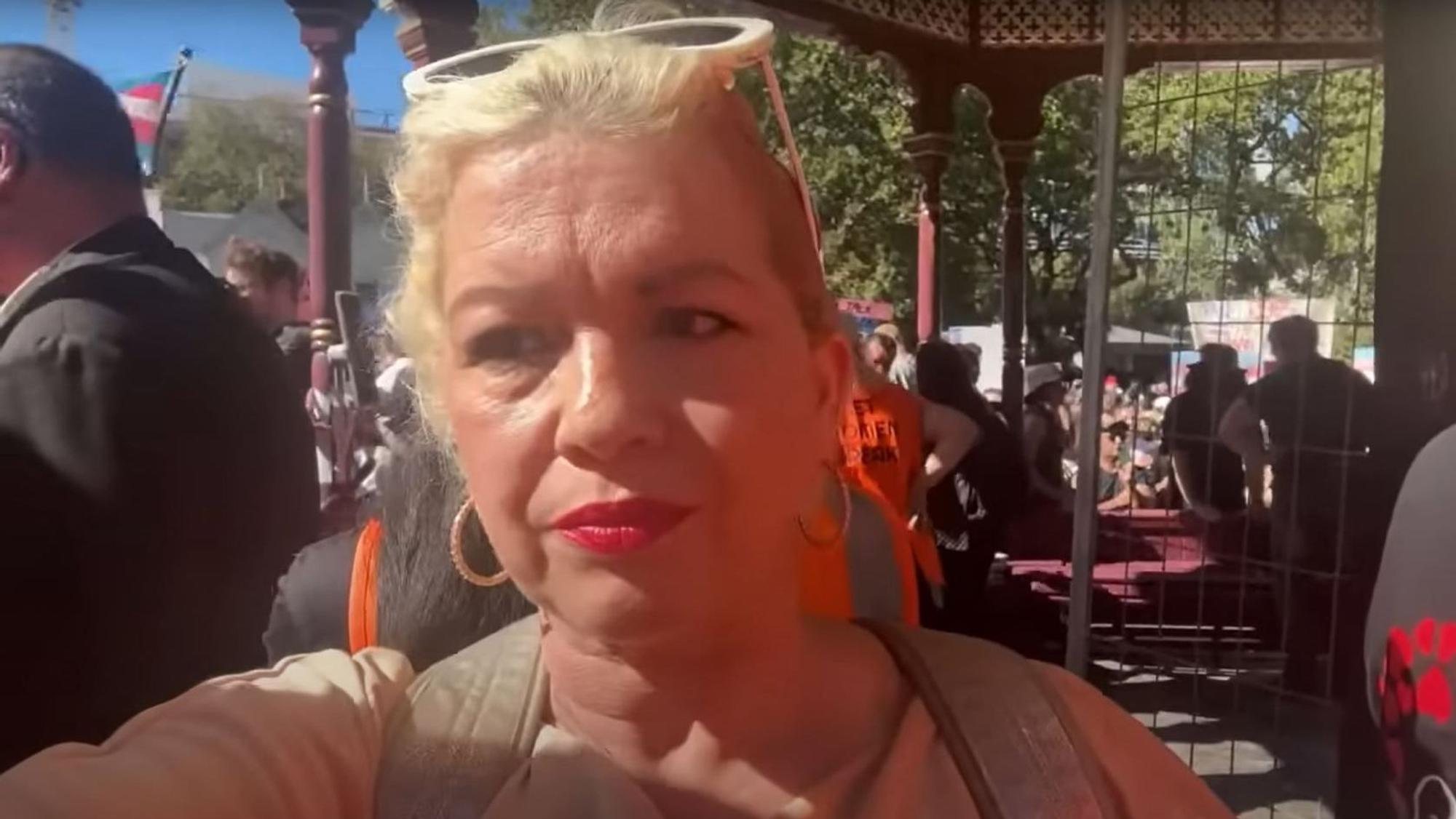 Kellie-Jay Keen-Minshull, auch als „Posie Parker“ bekannt, begleitete ihren Auftritt in Auckland mit einem Live-Stream auf Youtube.