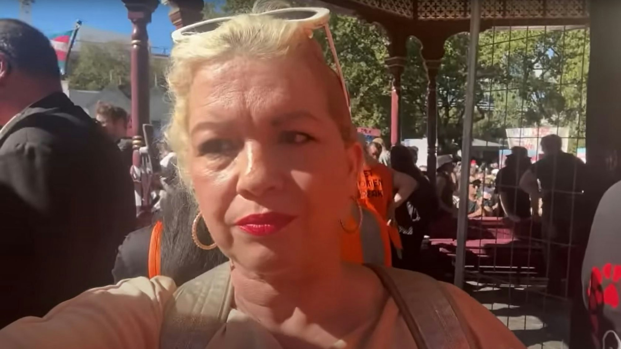 Kellie-Jay Keen-Minshull, auch als „Posie Parker“ bekannt, begleitete ihren Auftritt in Auckland mit einem Live-Stream auf Youtube.