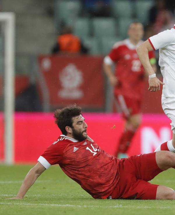 Dawid Kownacki und Georgi Dschikija kämpfen um den Ball.