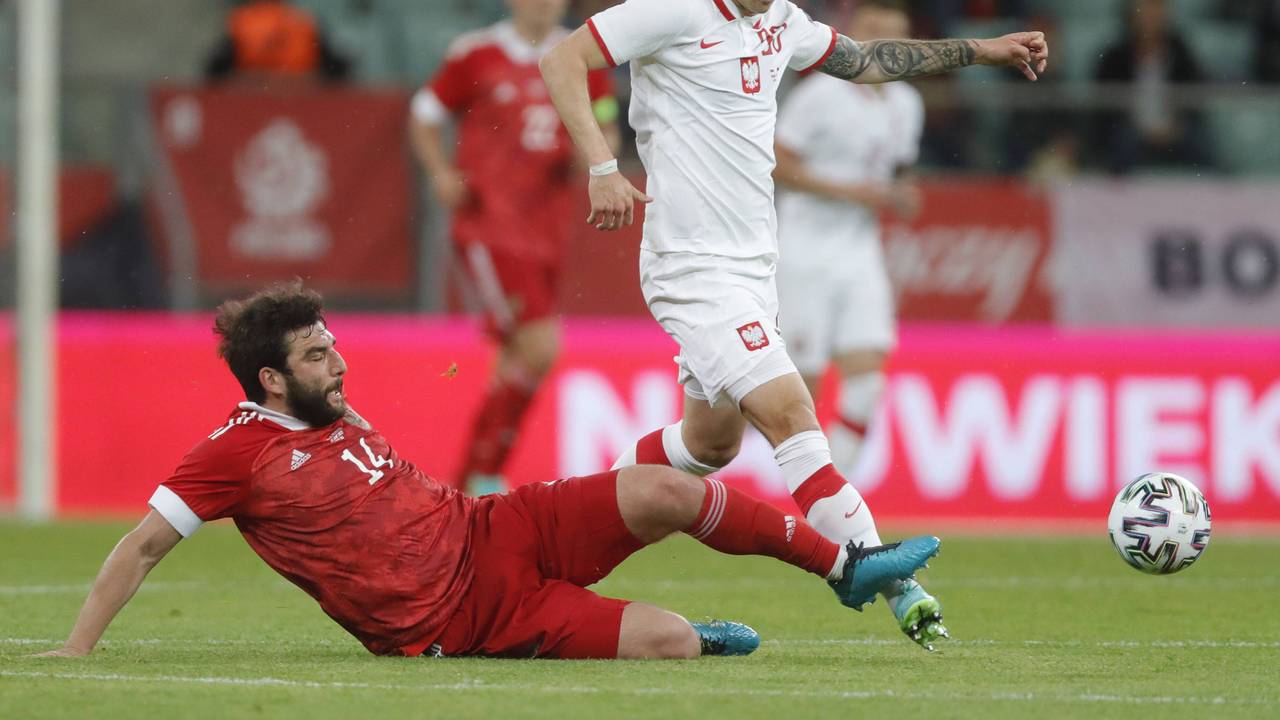 Dawid Kownacki und Georgi Dschikija kämpfen um den Ball.