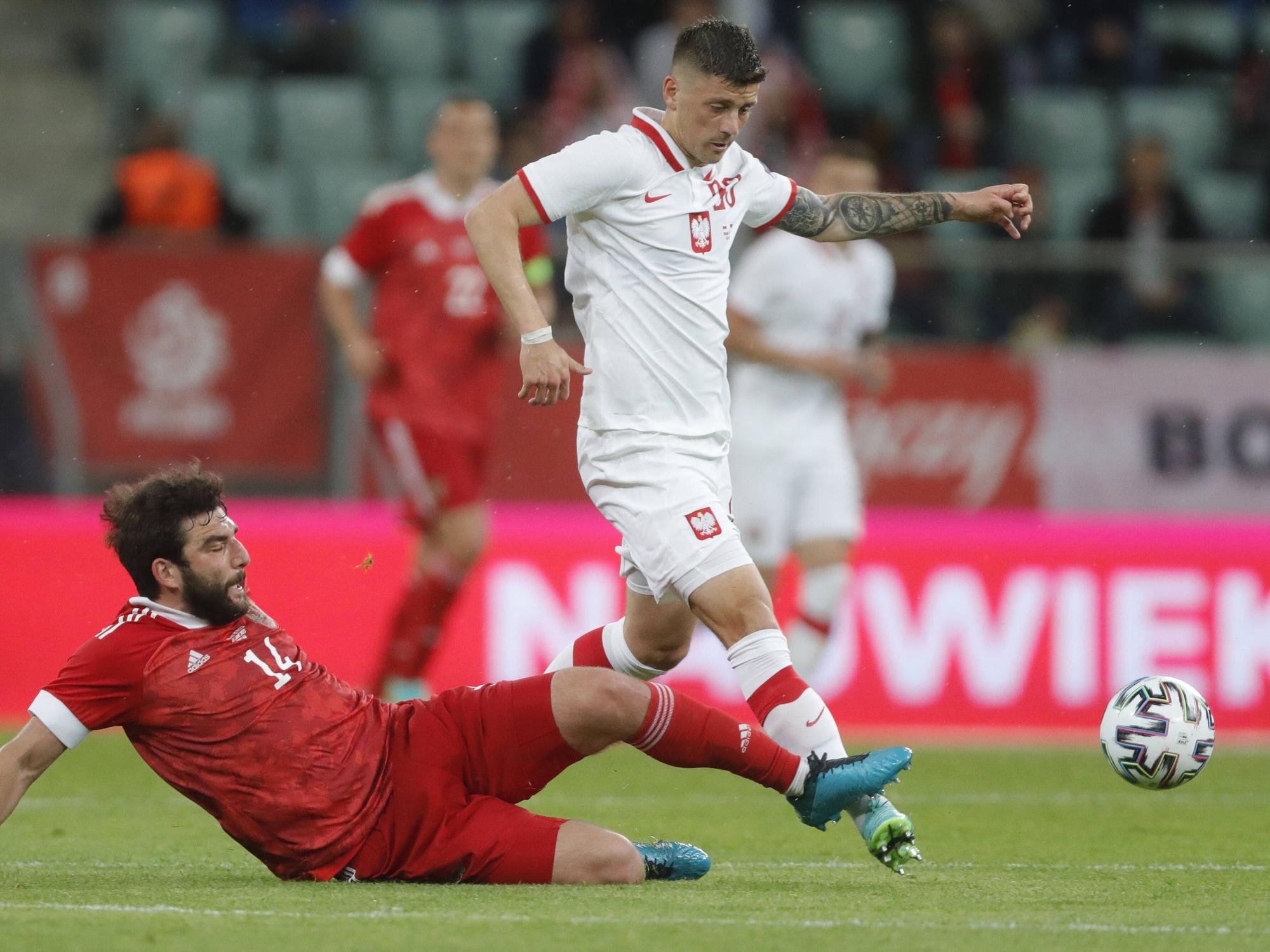 Dawid Kownacki und Georgi Dschikija kämpfen um den Ball.