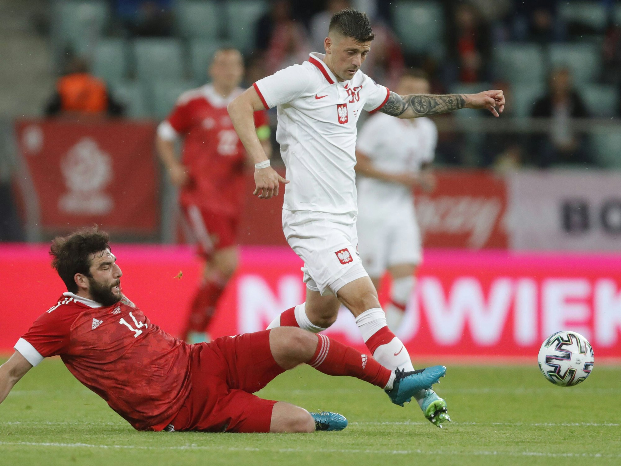 Dawid Kownacki und Georgi Dschikija kämpfen um den Ball.