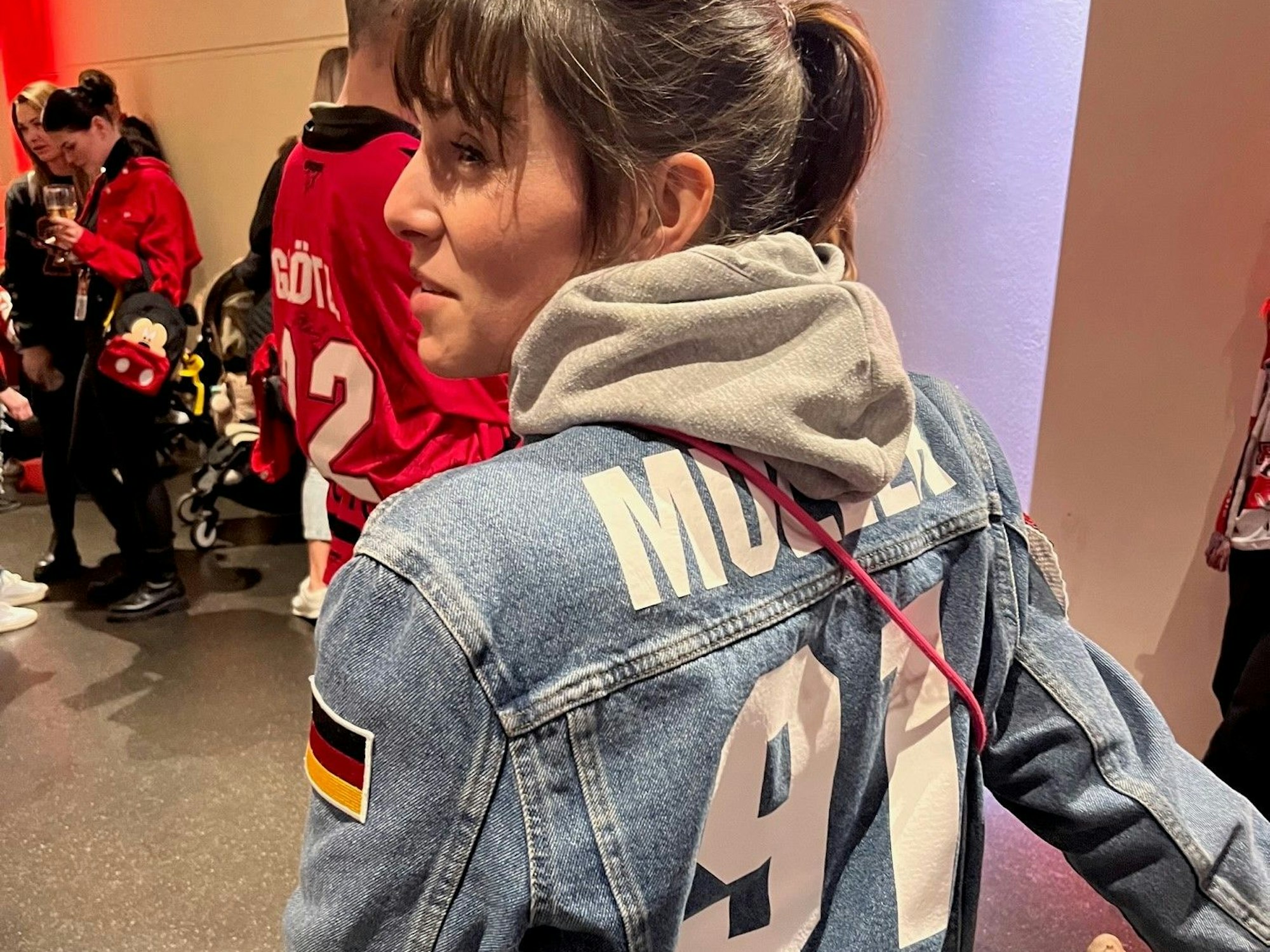 Nadja Müller hat sich eine Kutte mit dem Namen und der Nummer von ihrem Mann Moritz gebastelt.