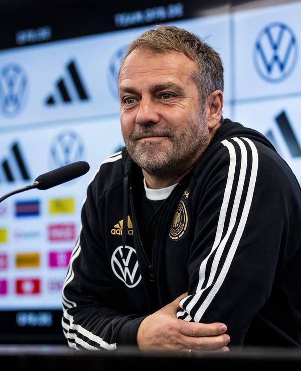 Hansi Flick gibt eine Pressekonferenz.
