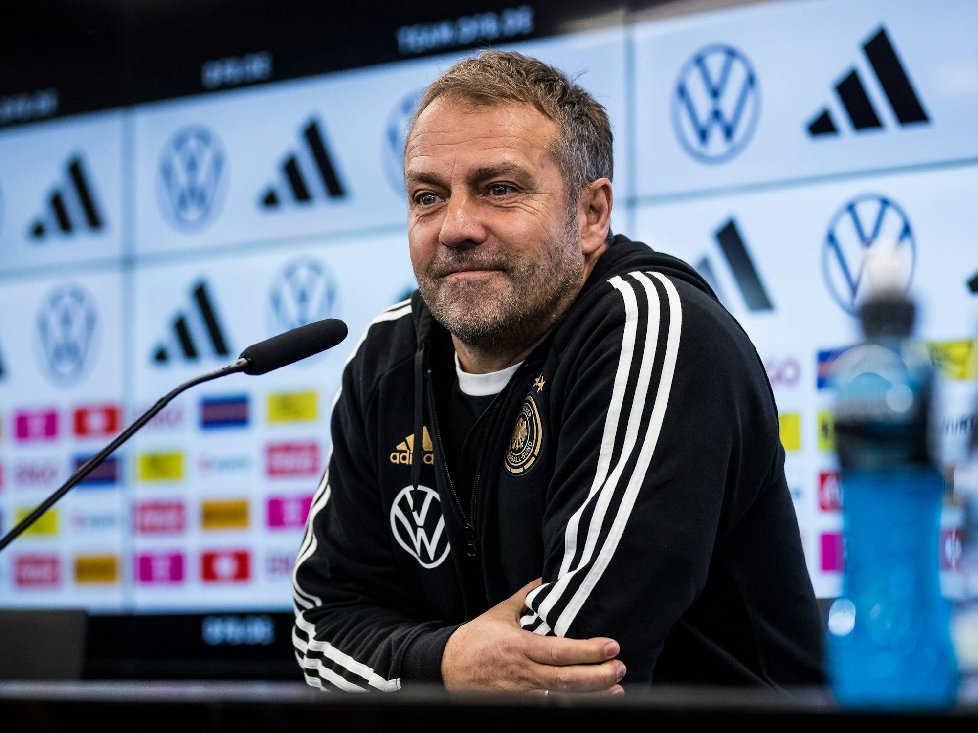 Hansi Flick gibt eine Pressekonferenz.