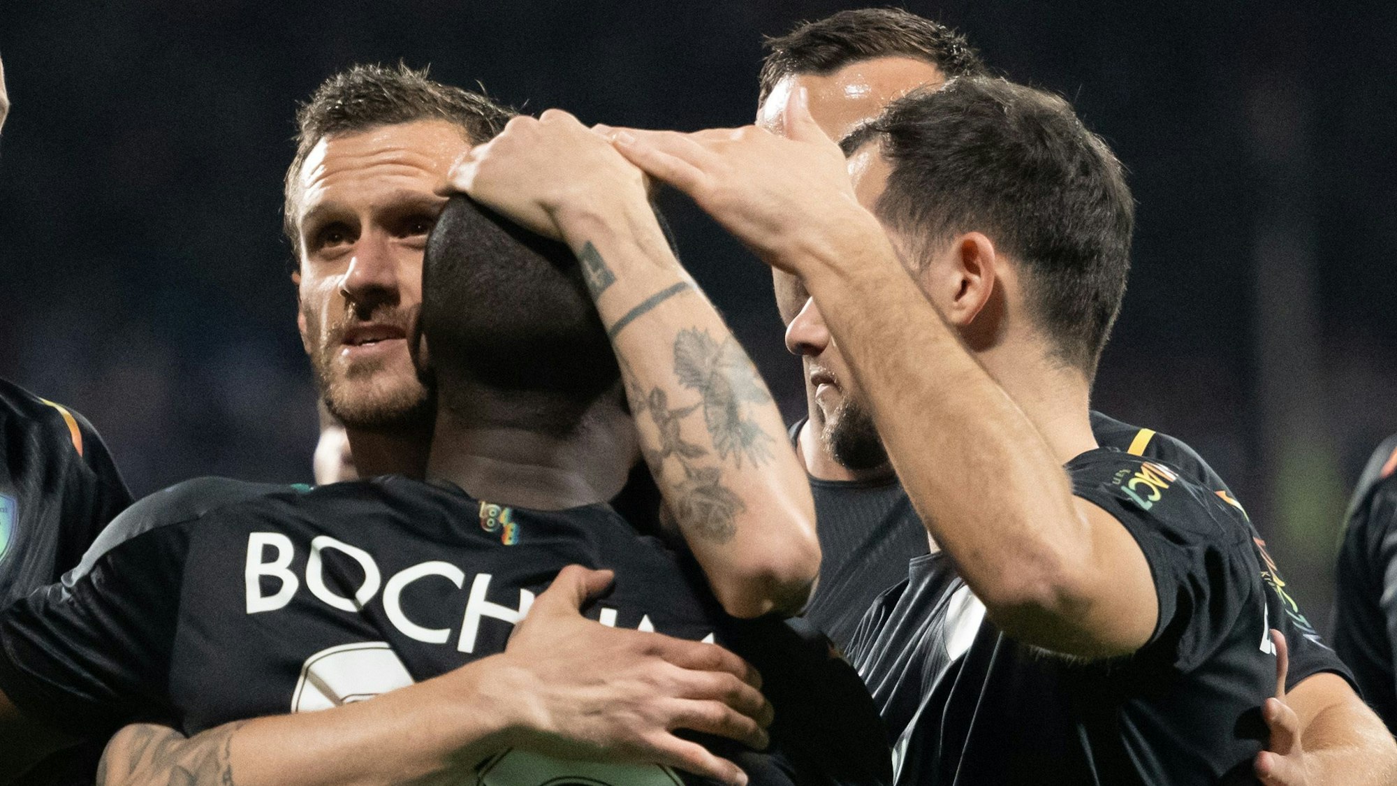 Bochums Christopher Antwi-Adjei (M) jubelt mit Simon Zoller (l) über das 1:0.