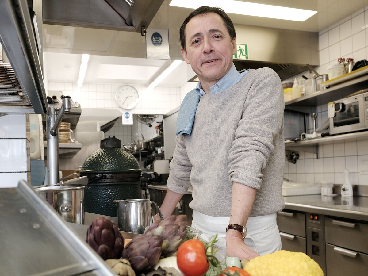 Vincent Moissonnier steht in der Küche seines Restaurants.